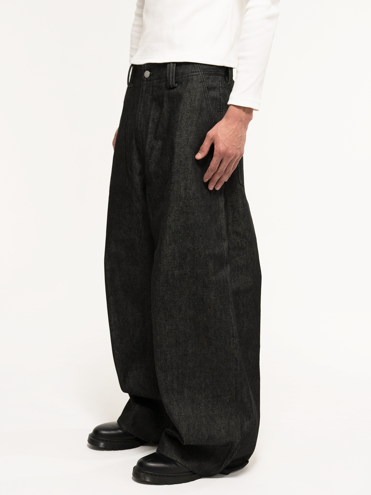 Japanese Selvedge Curved-Leg Jeans - black | New Drop: 9/27 20:00 JST