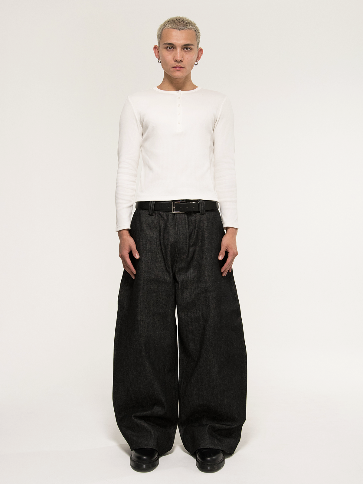 Japanese Selvedge Curved-Leg Jeans - black | New Drop: 9/27 20:00 JST