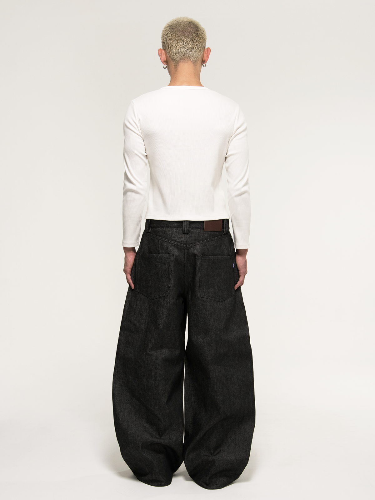 Japanese Selvedge Curved-Leg Jeans - black | New Drop: 9/27 20:00 JST