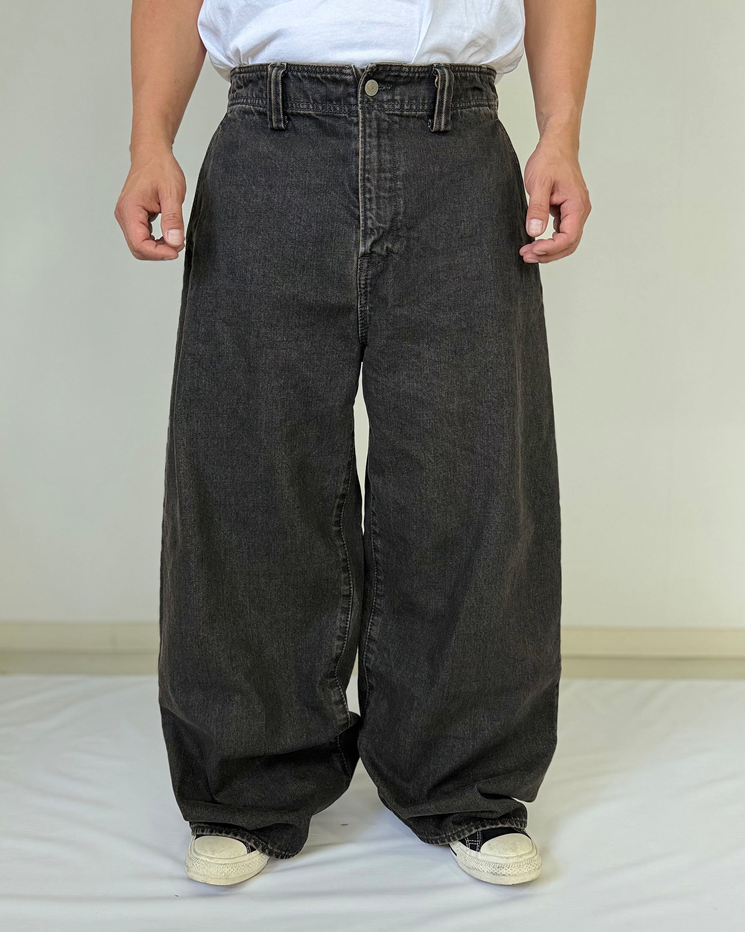 Japanese Selvedge Curved-Leg Jeans - Washed Black