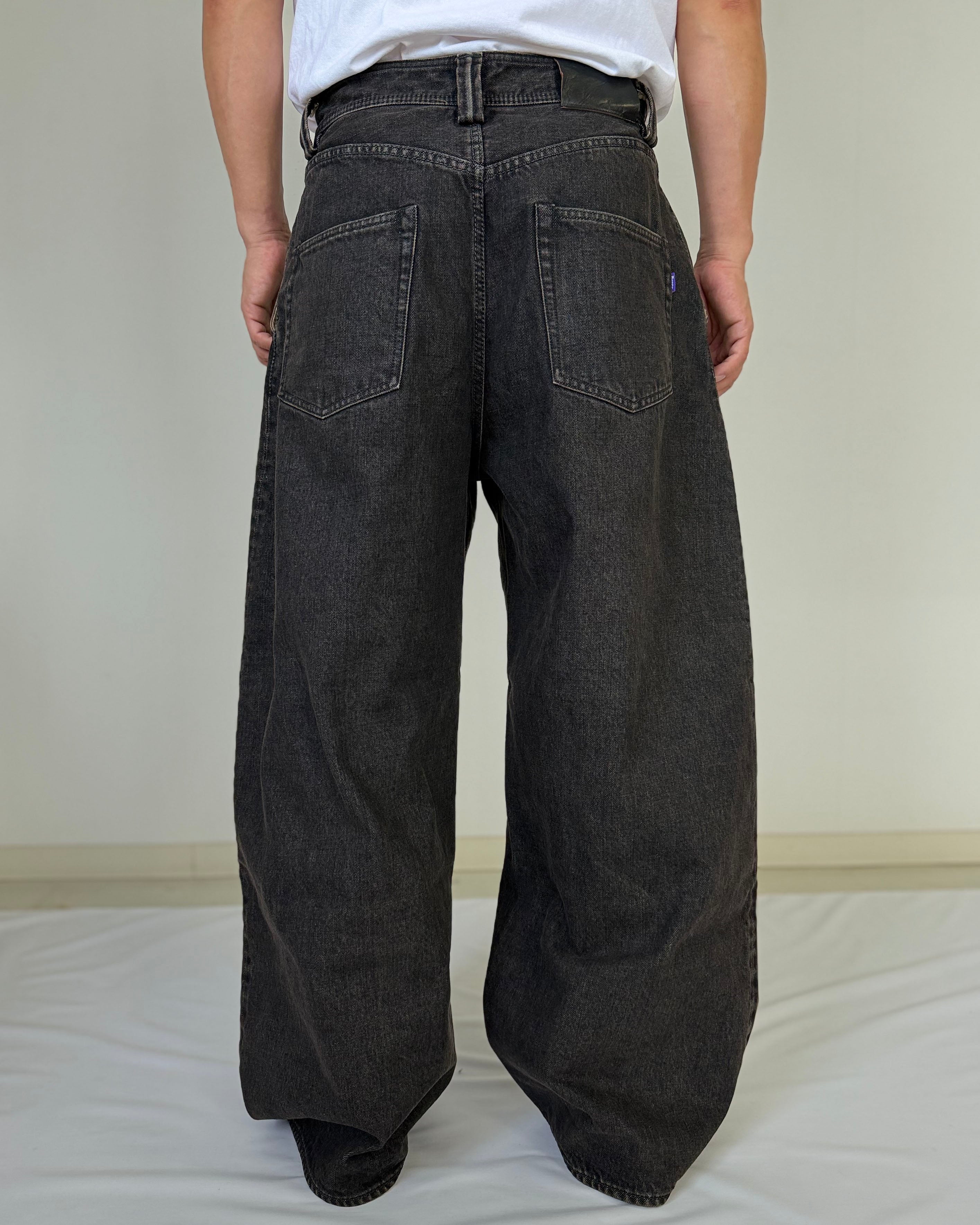 Japanese Selvedge Curved-Leg Jeans - Washed Black
