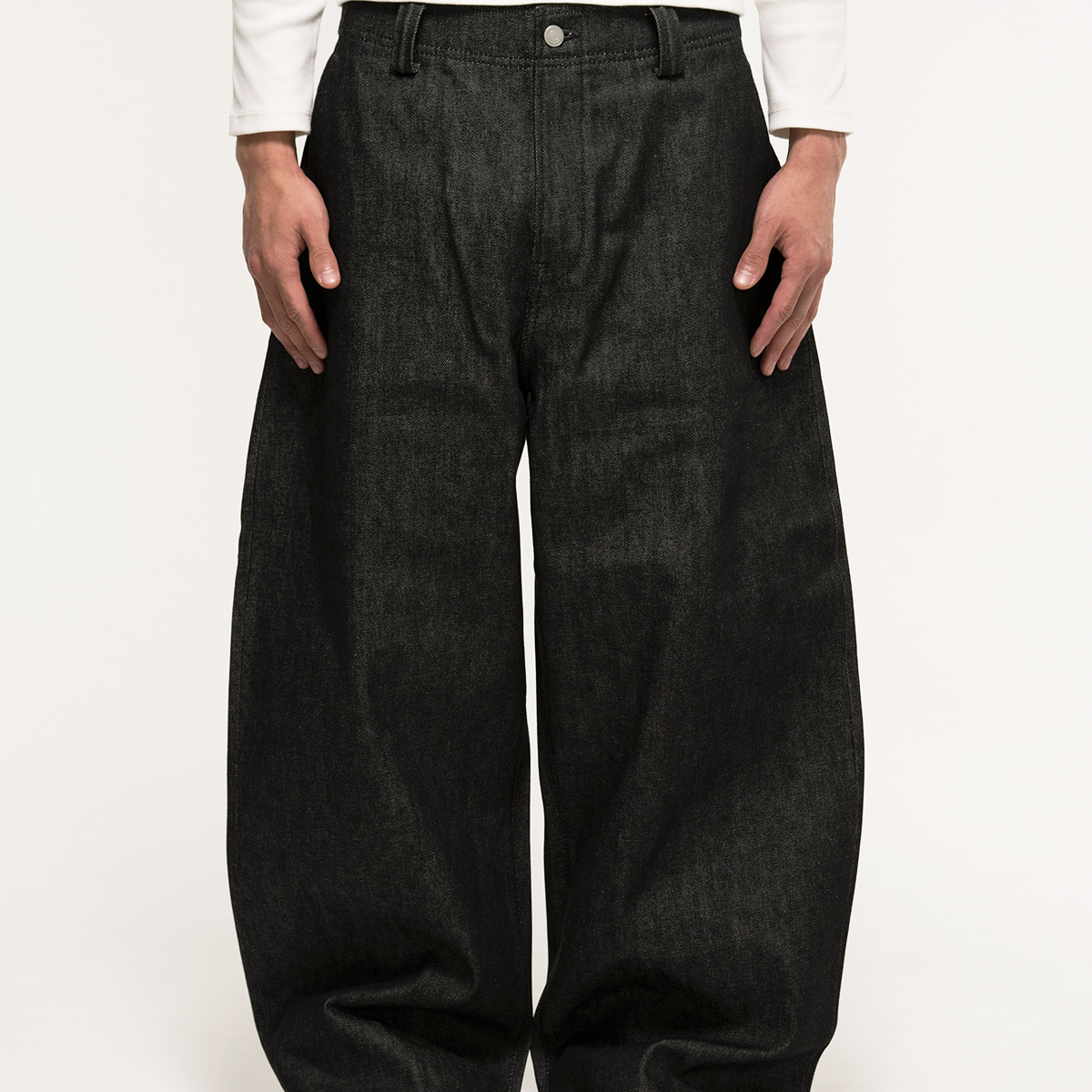 Japanese Selvedge Curved-Leg Jeans - black