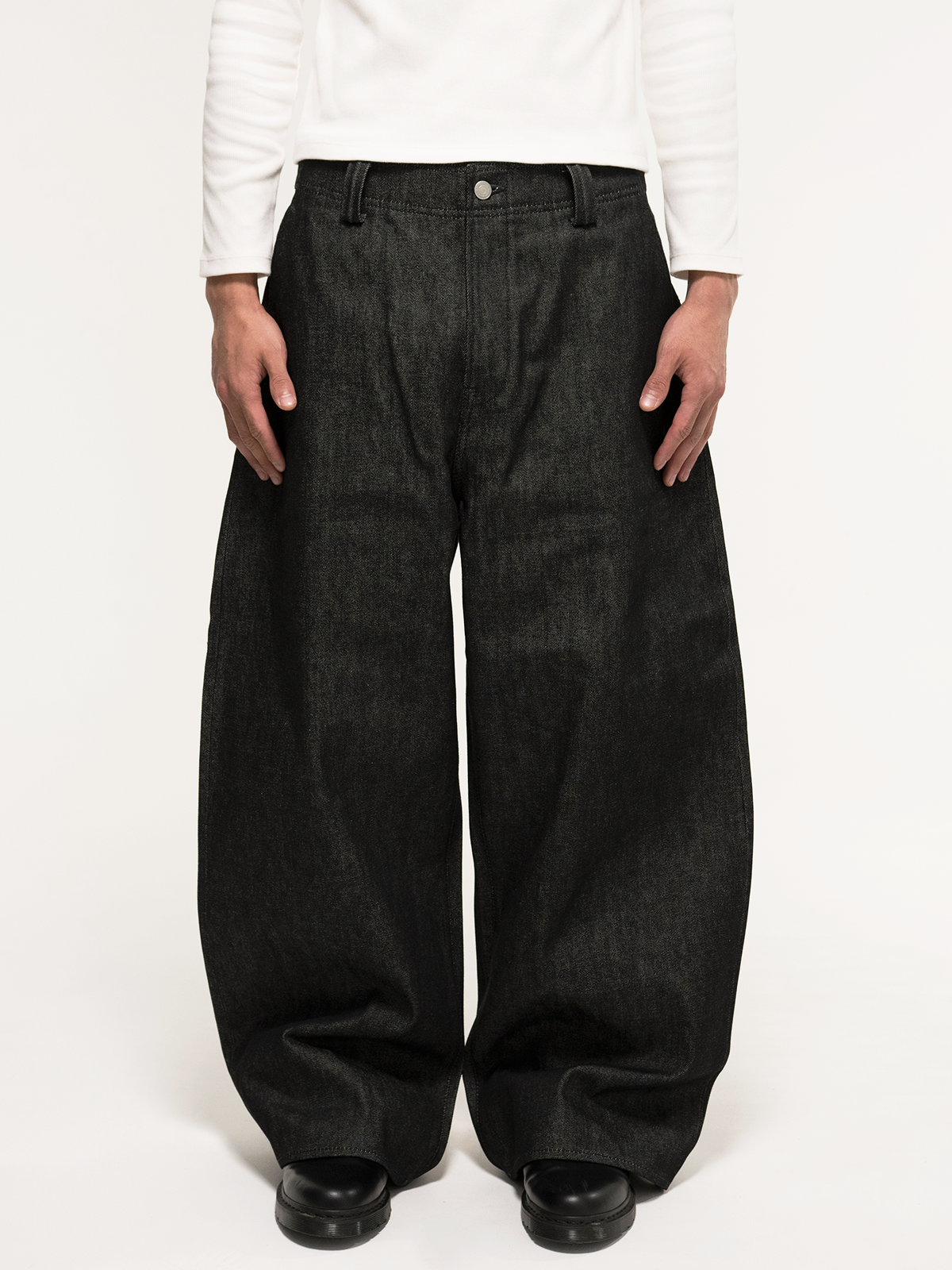 Japanese Selvedge Curved-Leg Jeans - black | New Drop: 9/27 20:00 JST
