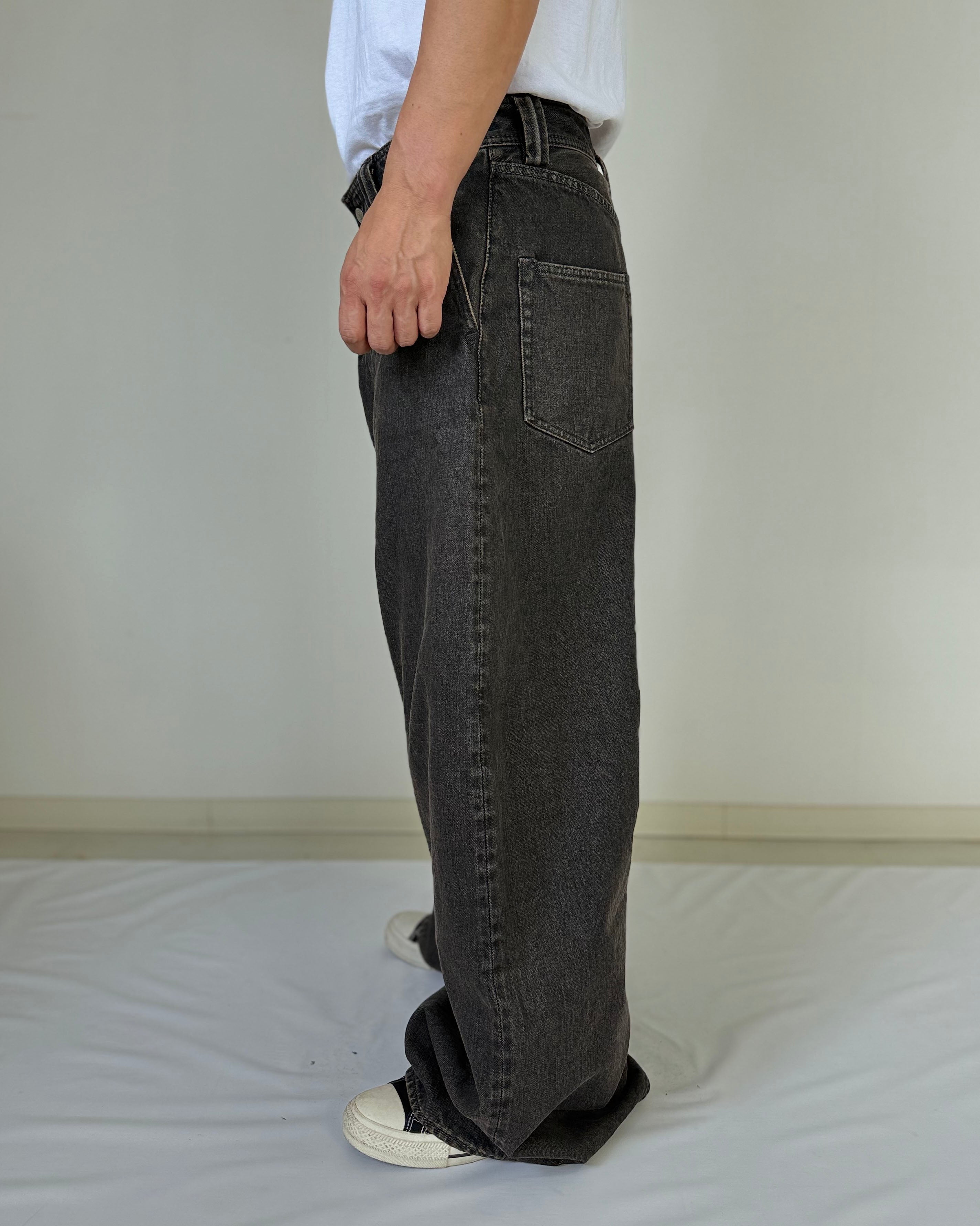 Japanese Selvedge Curved-Leg Jeans - Washed Black